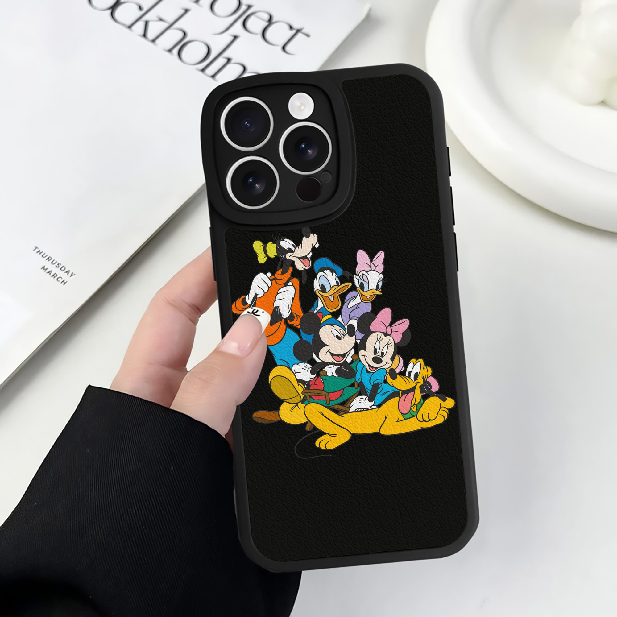 （画像用） ミッキーマウス Mickey Mouse 【iPhone 16シリーズ対応】シリコンスマホケース（レザー調） 材質：シリコン